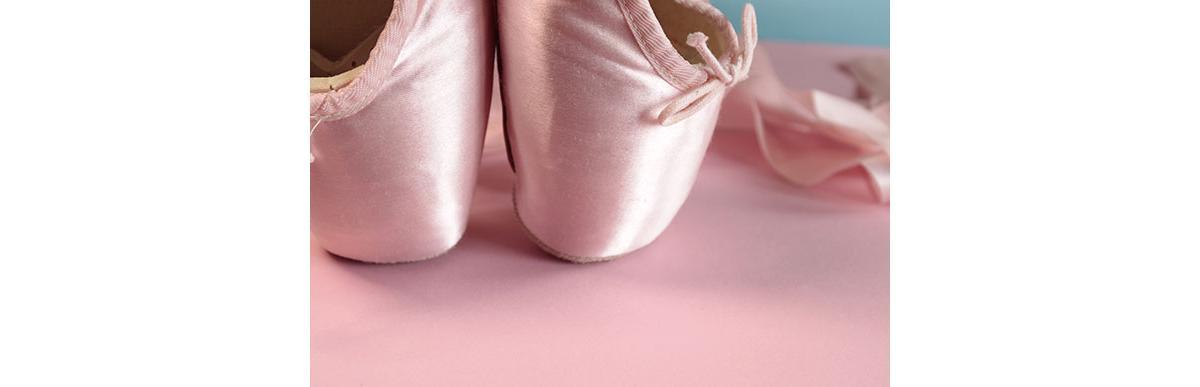 Pai faz ensaio com roupas de ballet combinando com a filha