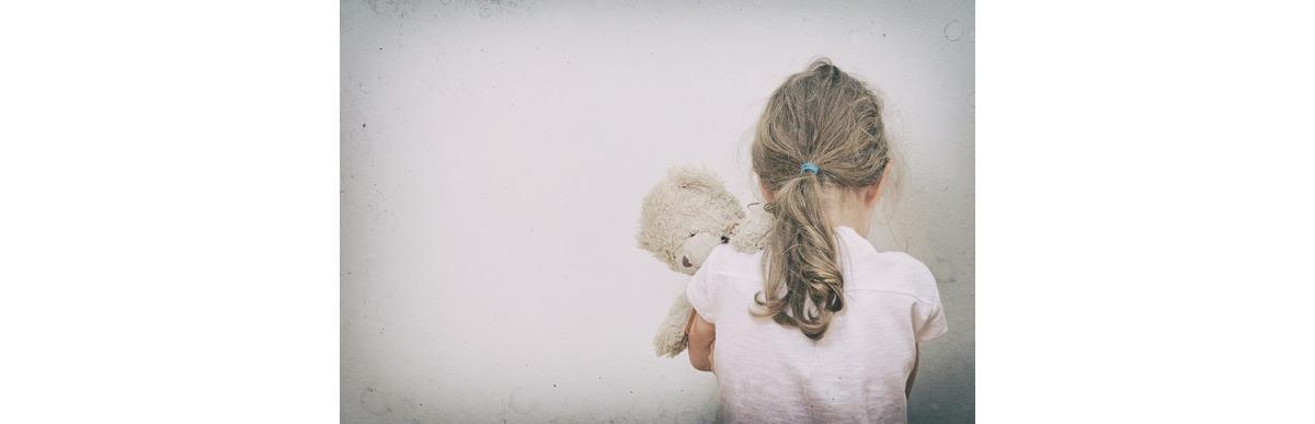 A mãe também forçava a menina a assistir ela e o marido tendo relações sexuais