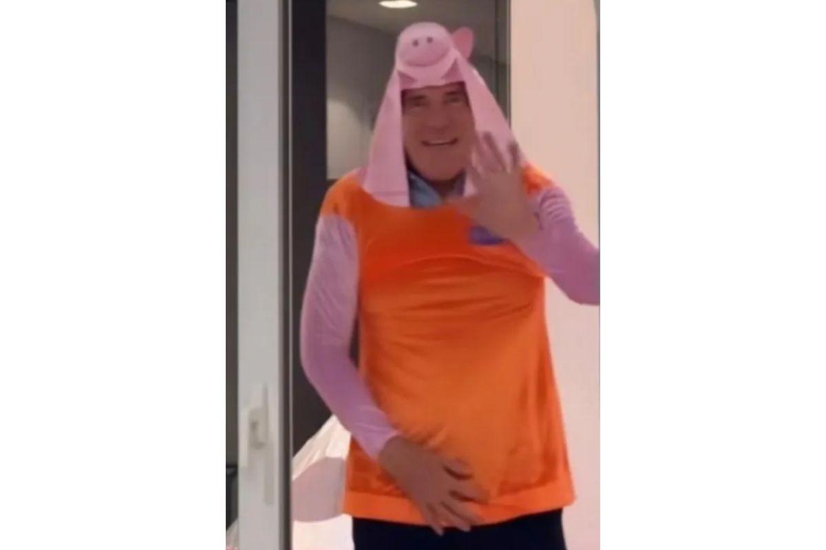 Roberto Justus fantasiado de Peppa Pig