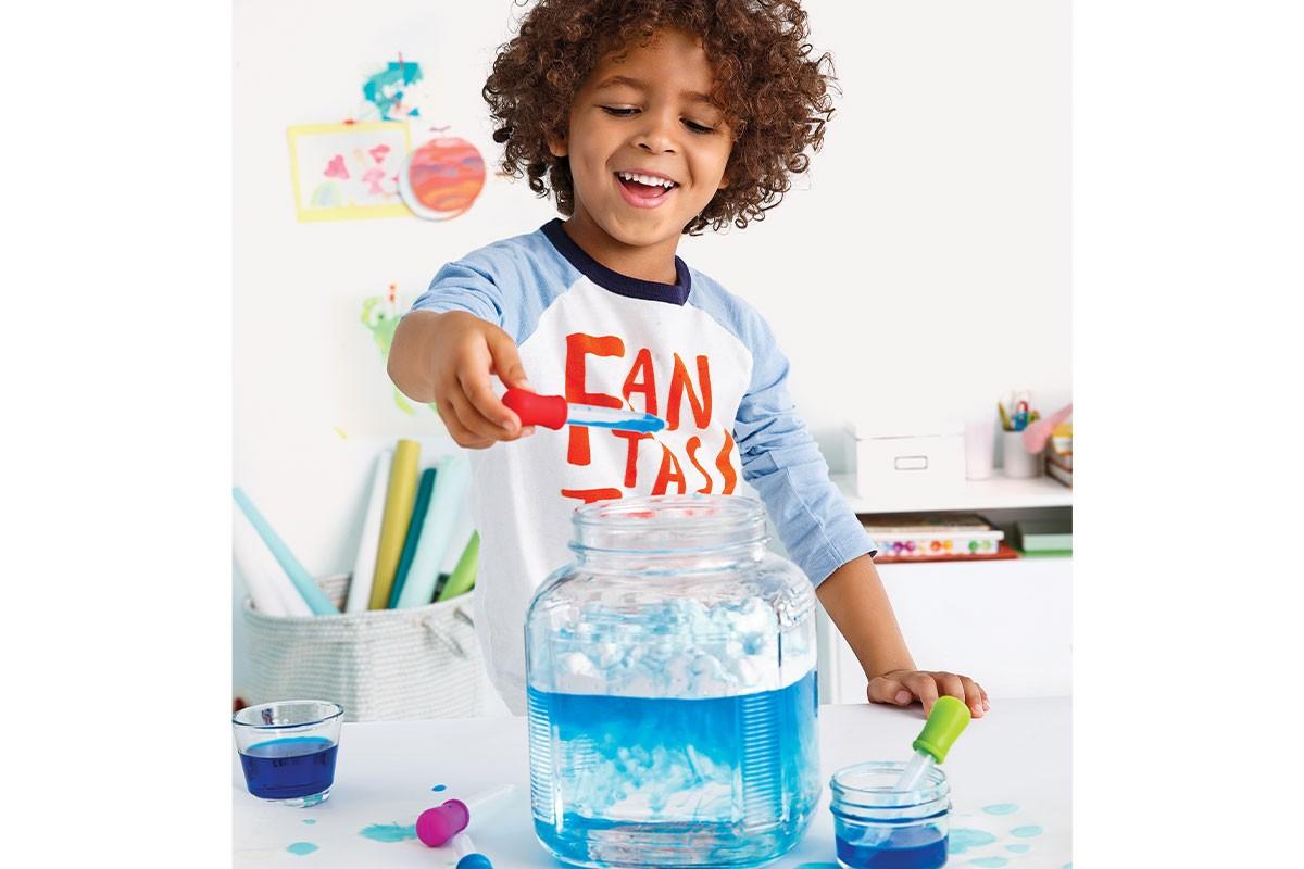 Montar uma nuvem dentro do pote no Dia das Crianças é uma ótima opção de brincadeira!