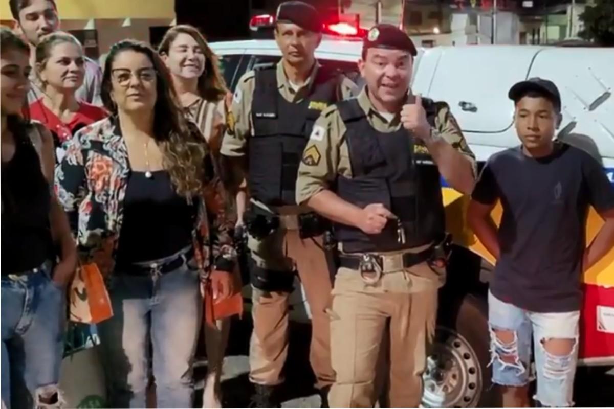 Menino devolve celular encontrado para policia