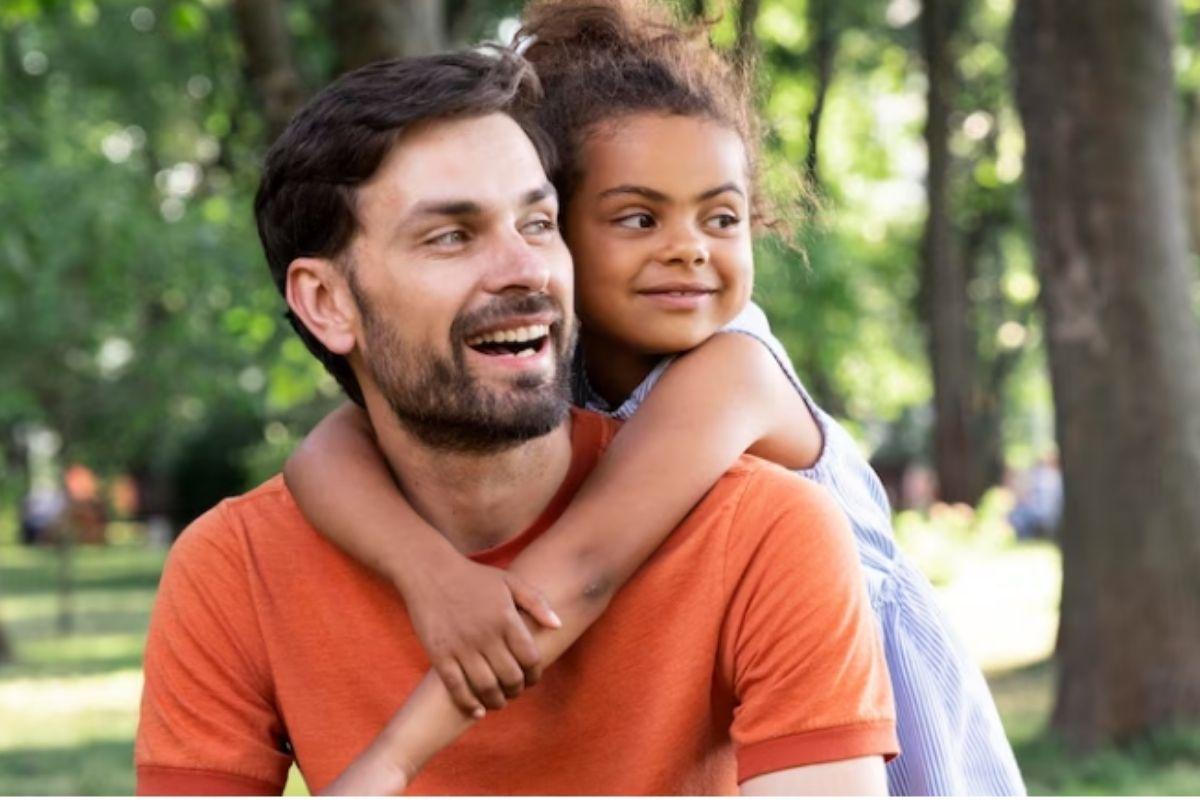 Pai e filha se divertindo 