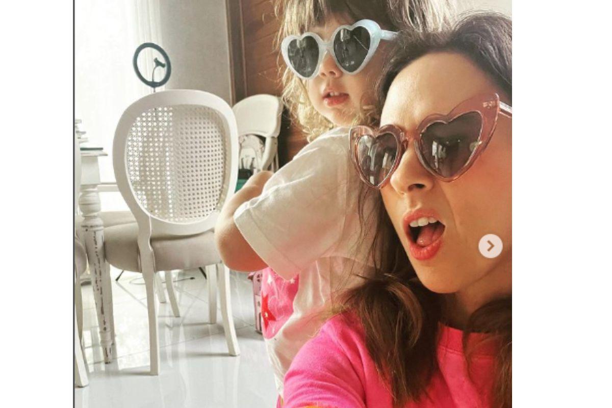 Tata posta foto brinanco a filha