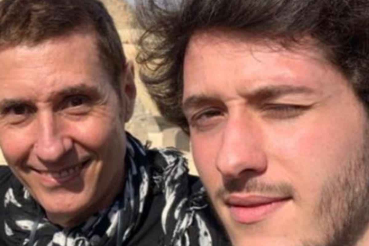 Vocalista da banda Capital Inicial, Dinho Ouro Preto, ao lado do filho mais novo, Afonso