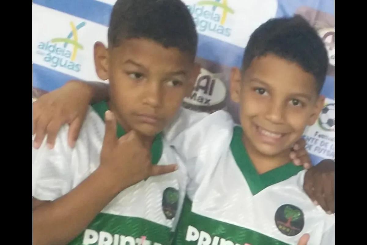 Meninos usando uniforme de futebol