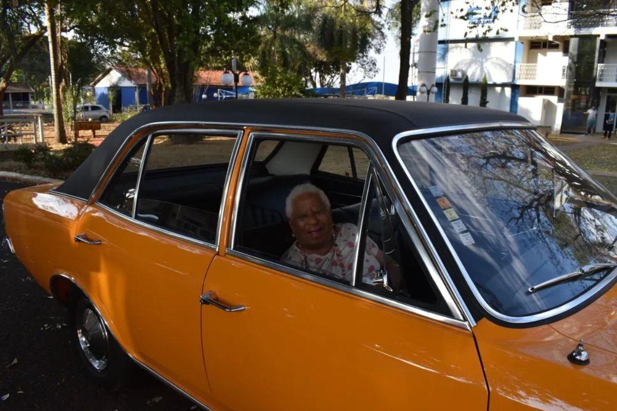 Senhora que comemorou 100 anos de idade voando, idosa realiza sonho de voar em aniversário de 100 anos de idade
