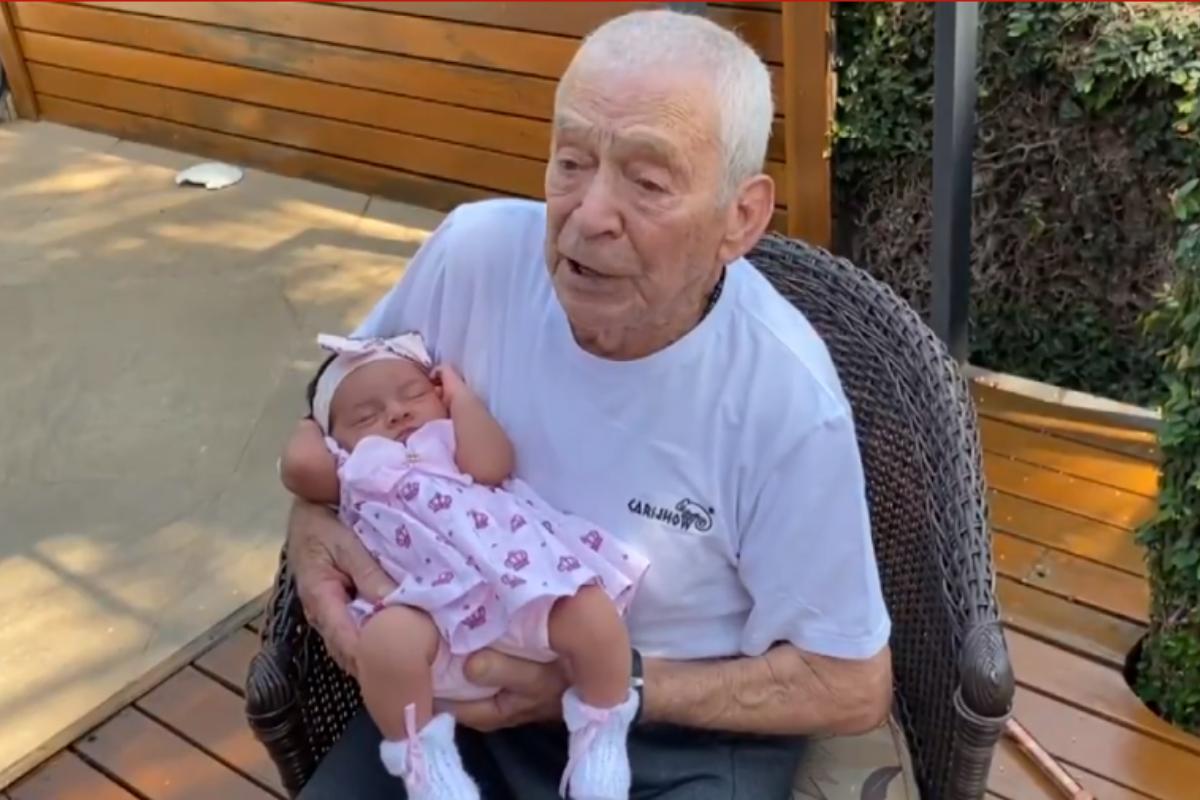 Vídeo de trisavô conhecendo trineta emociona família 