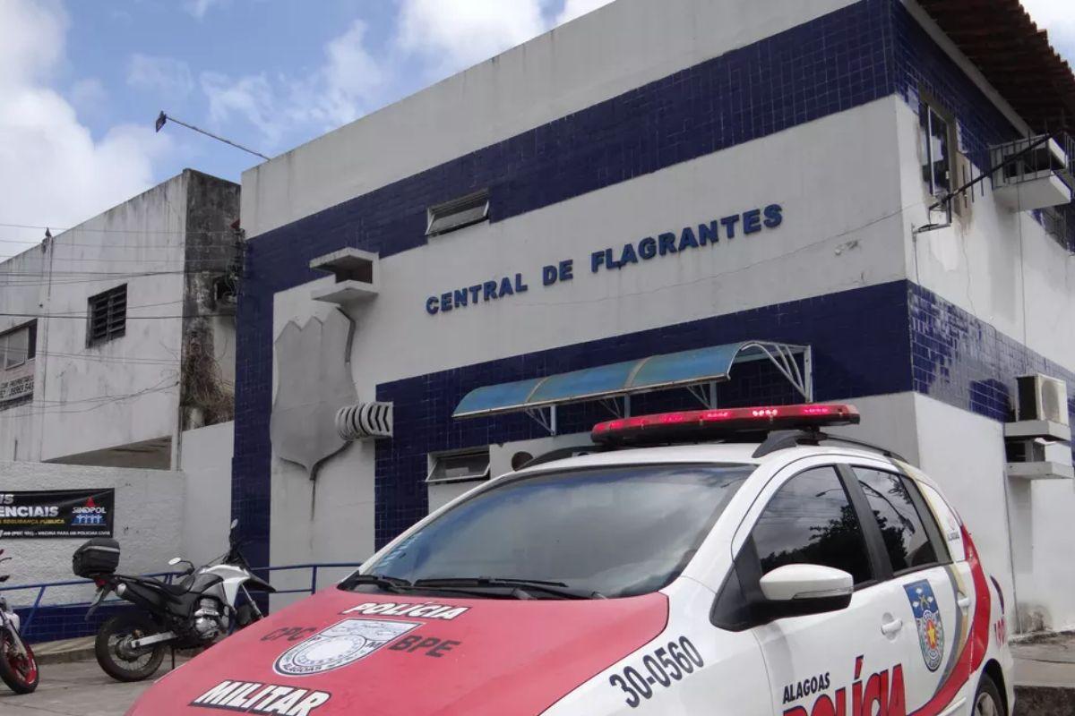 O homem foi levado para a Central de Flagrantes pela polícia