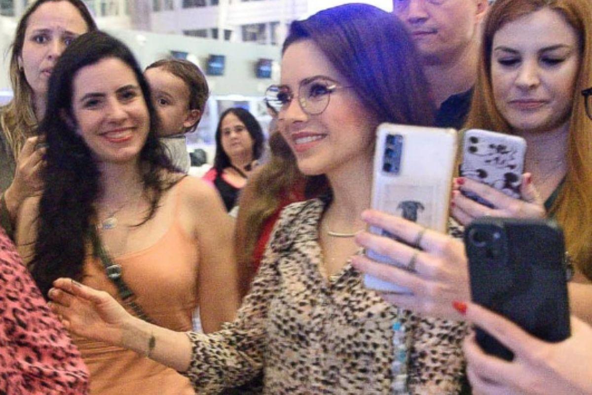 Sandy, Turnê Sandy Europa, shows Sandy, Sandy aeroporto, Sandy embarcando Portugal, filha Xororó, família Xororó, ex mulher Lucas Lima, ex esposa Lucas Lima, mãe Theo Lima, mãe do filho de Lucas Lima