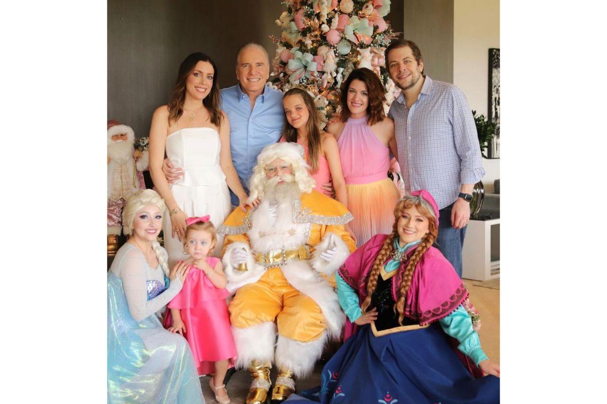 Roberto Justus ao lado dos filhos na frente da árvore