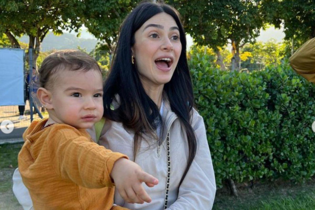 Thayla leva filho para passeio nas altura 
