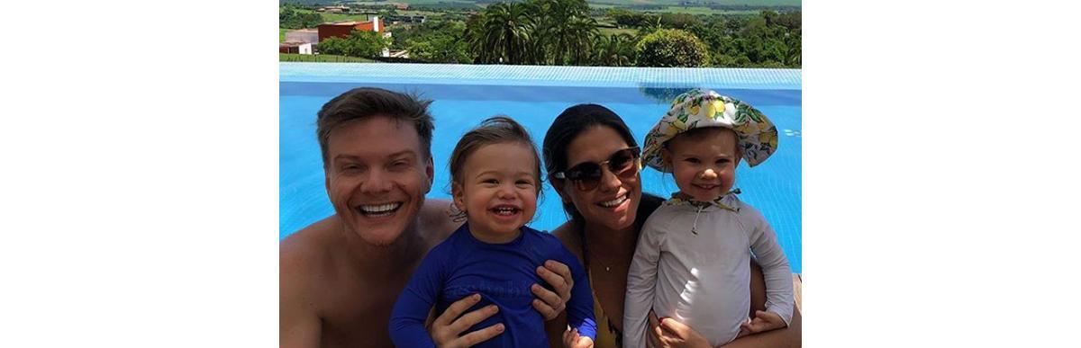 Veja a árvore de natal da família (Foto: Reprodução Instagram / @tatafersoza)