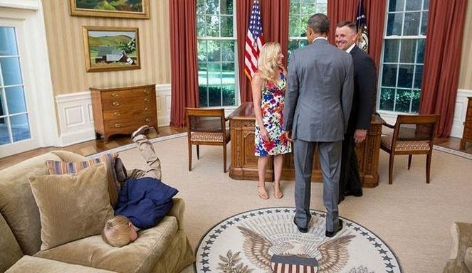 7jul2015---menino-nao-se-aguenta-de-tedio-durante-encontro-do-pai-funcionario-do-servico-secreto-american(1)