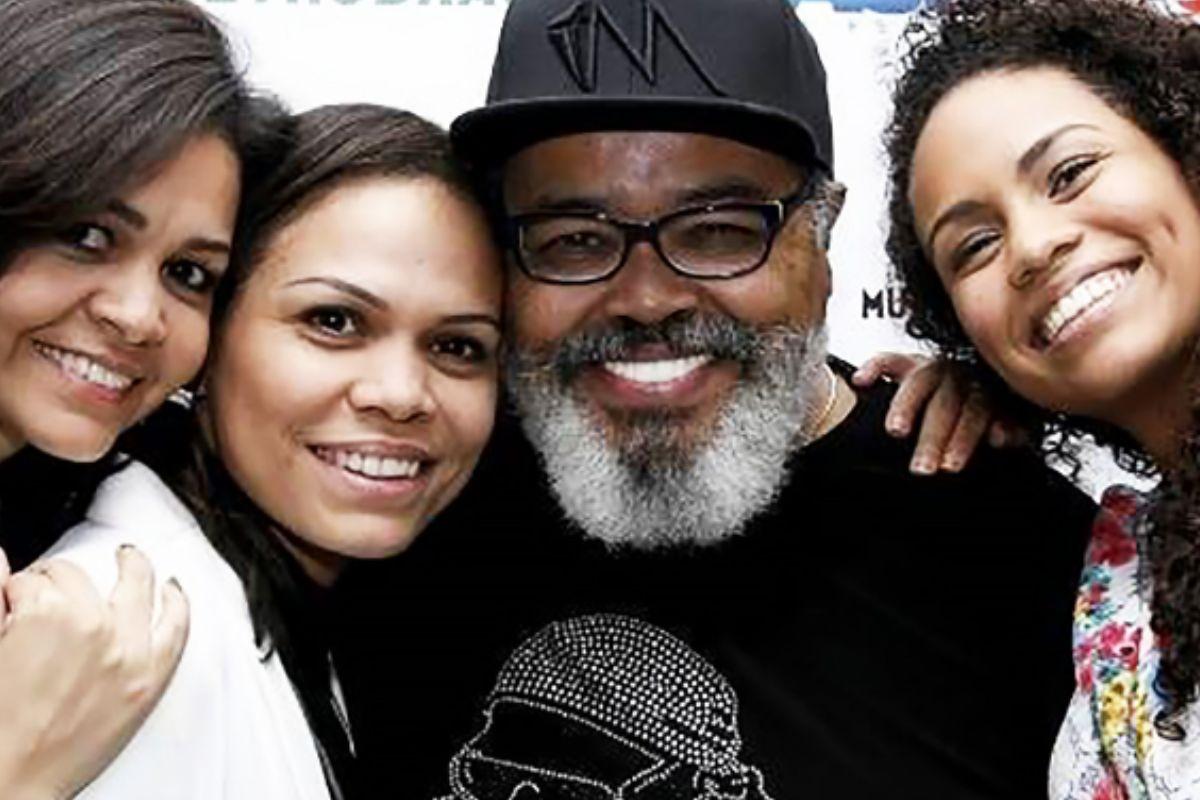 Jorge Aragão ao lado da esposa e das duas filhas 