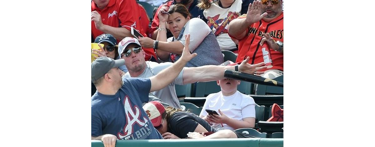 Pai protege filho de bastão de beisebol