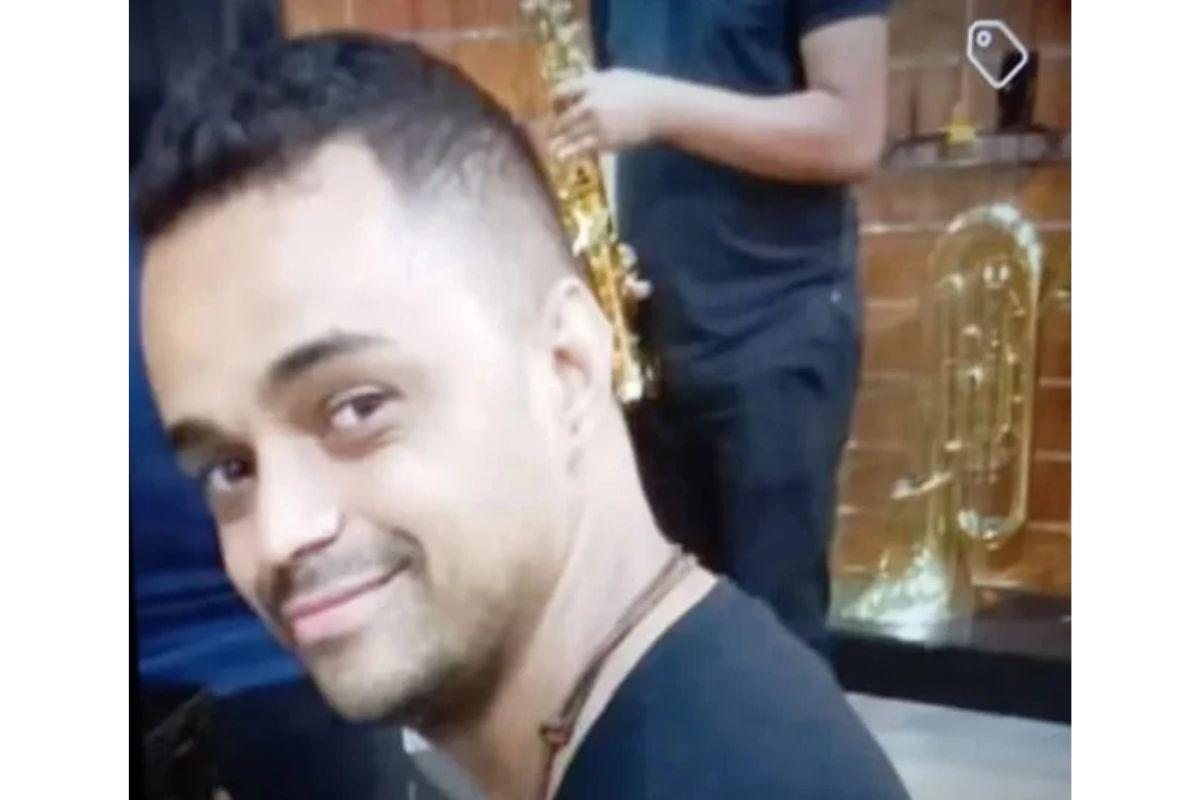 Homem está na residência