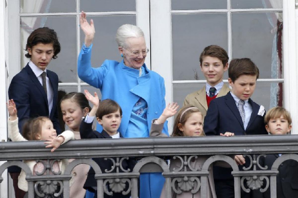 Rainha da Dinamarca, Margarida II aparece em público ao lado dos netos
