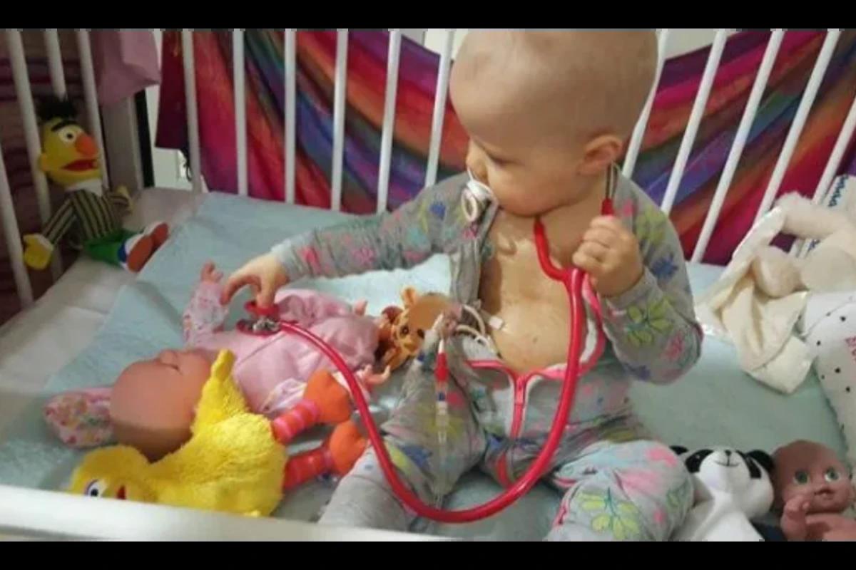 bebê brincando com boneca