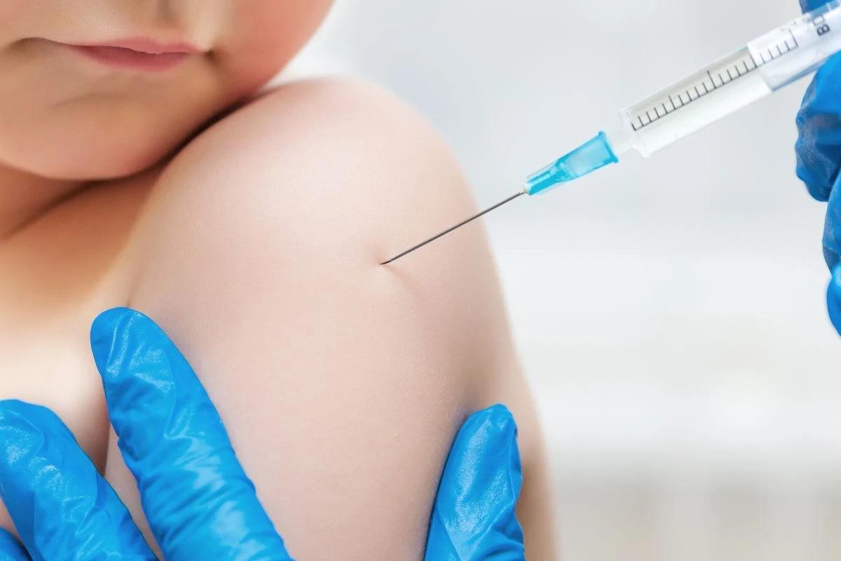 riança sendo vacina contra covid-19