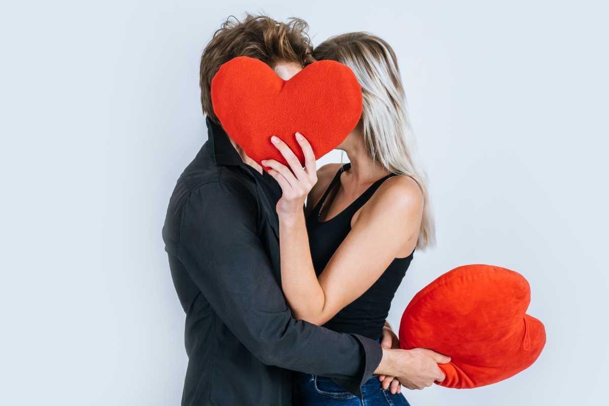 casal junto com um coração