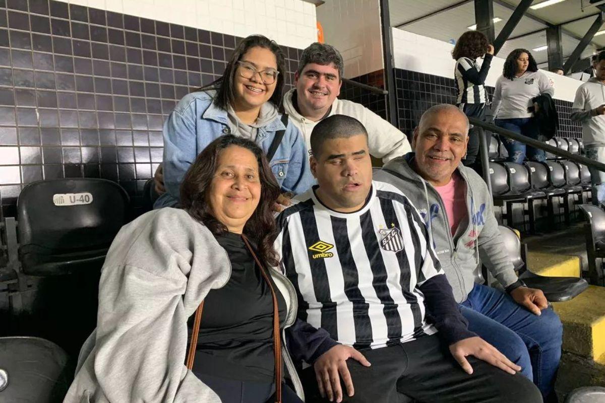 Mãe narra jogos de futebol para filho cego (Foto: Reprodução Bruno Giufrida GE)