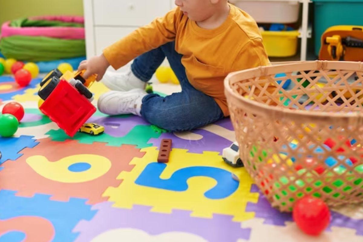 Criança em creche, menino na creche, creche infantil, criança brincando na creche, menino brincando na creche