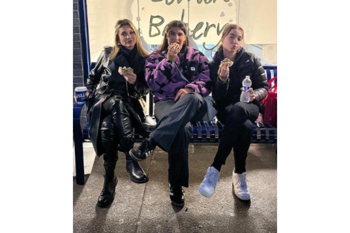 Três mulheres comendo brownie