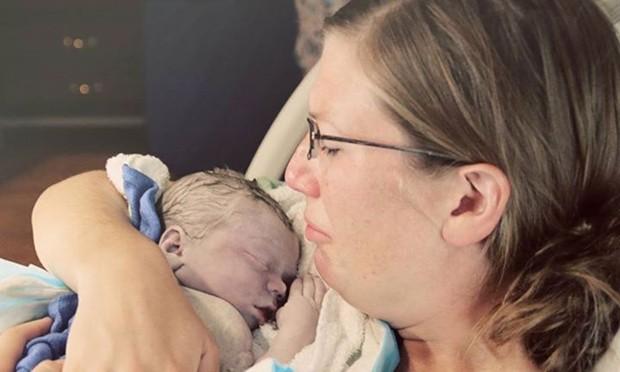 Natalie segurando Eleanor