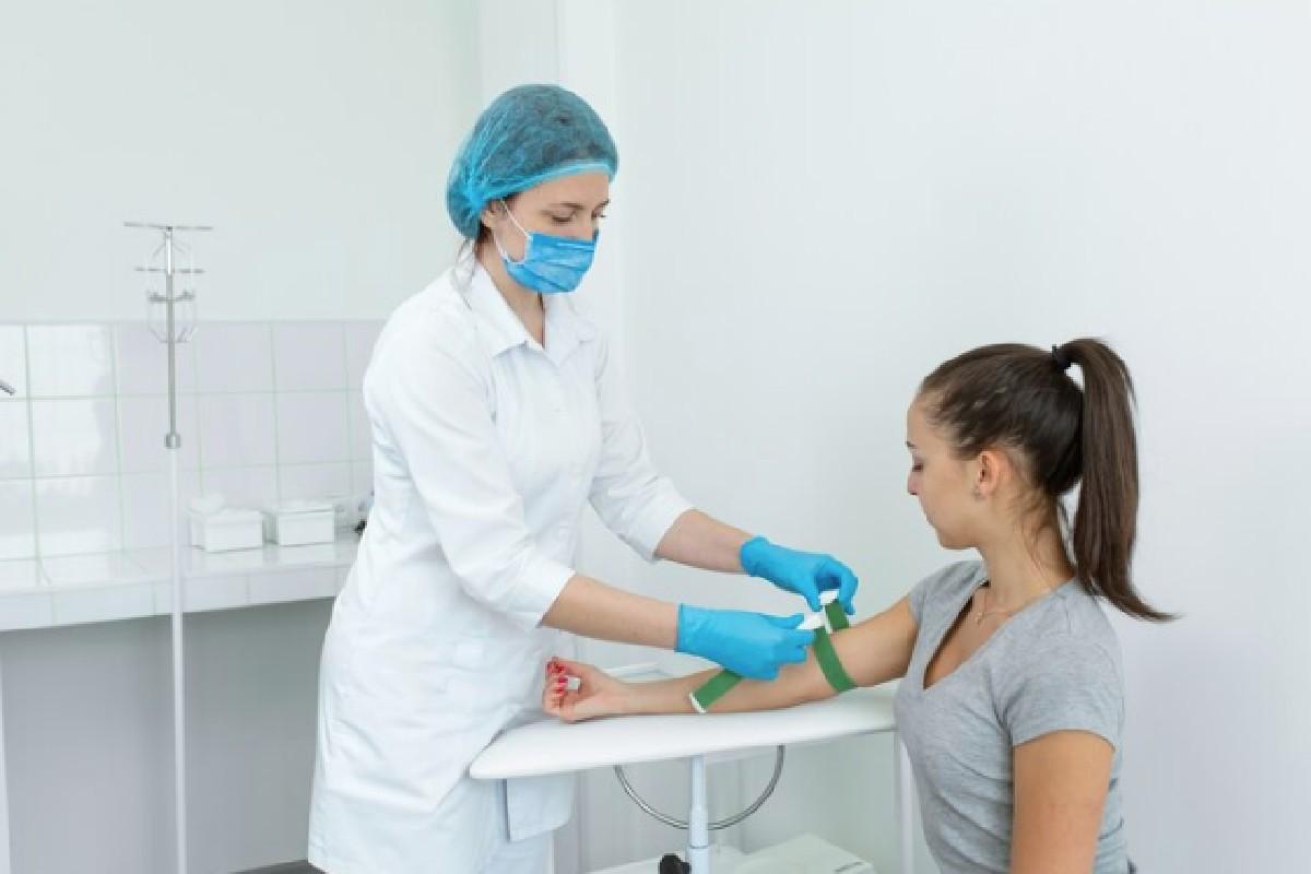 Enfermeira tirando sangue de uma jovem