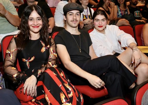 Resultado de imagem para Alessandra Negrini vai ao cinema com o filho, Antônio, e a nora