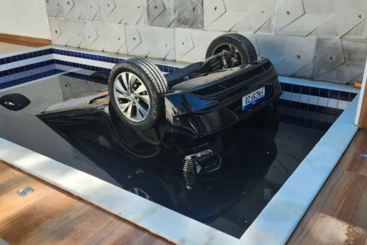 carro caiu em piscina de casa no guarujá