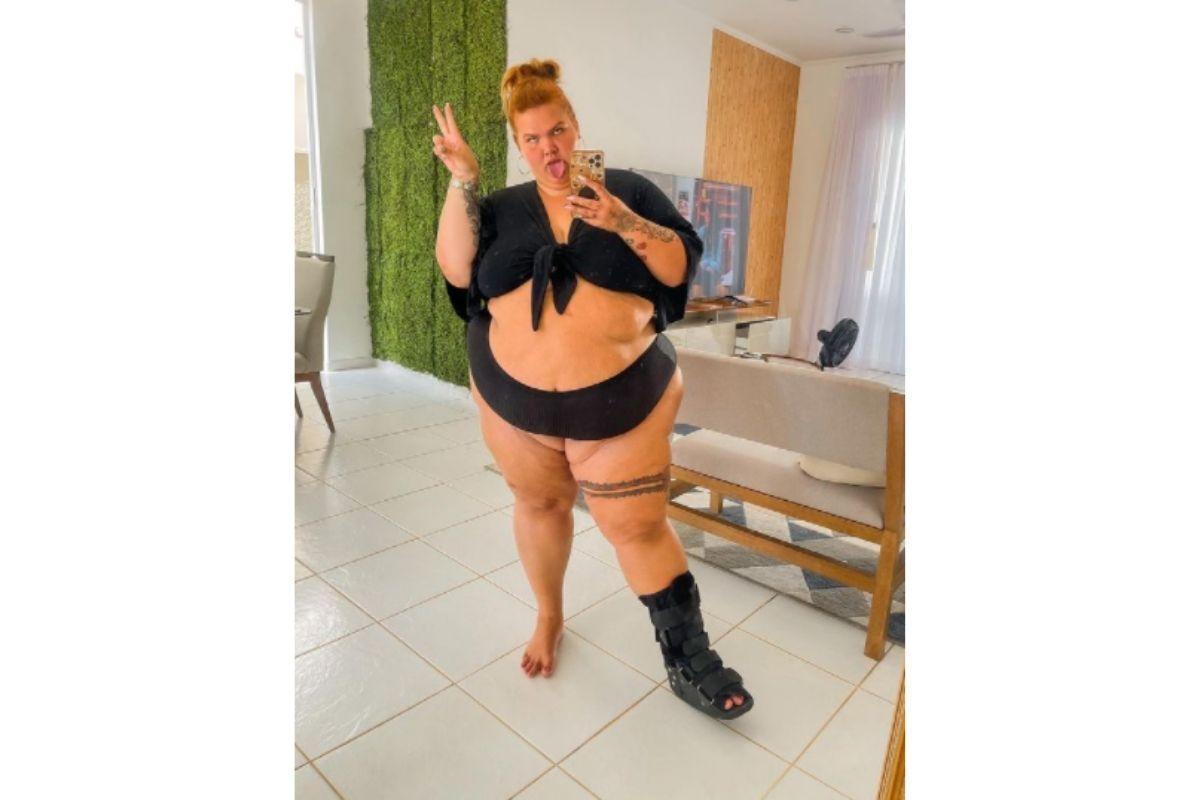 Thais Carla é levada ao hospital após escorregar no vômito da filha