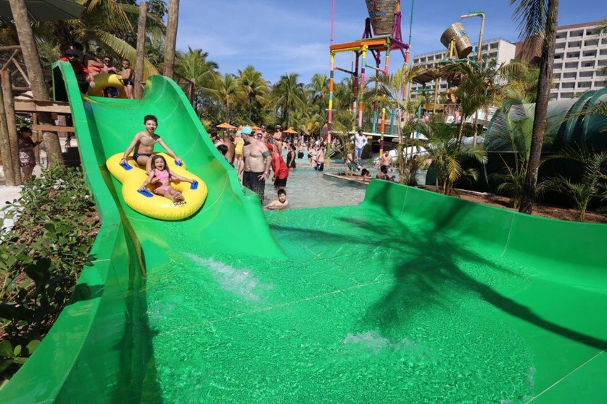 Crianças escorregando em brinquedo do Hot Beach Olímpia