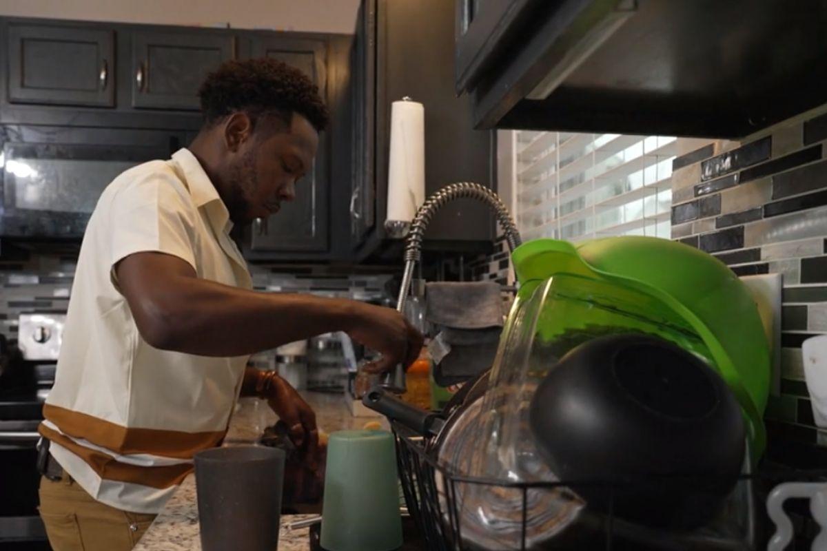 Pai adota cinco irmãos pra mantê-los juntos, adoção, pai adotivo, homem adota 5 irmãos