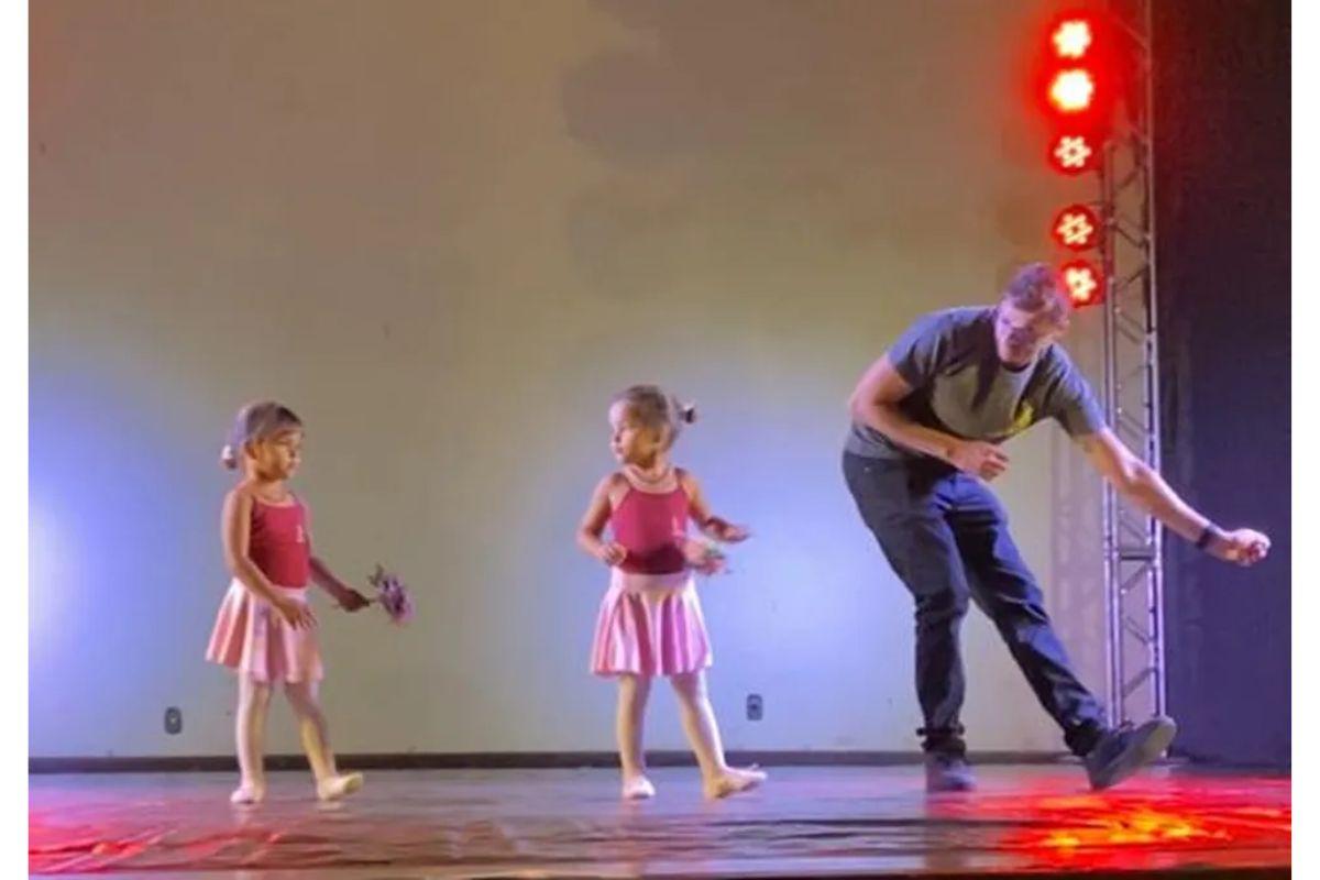 Pai dançando balé com filha