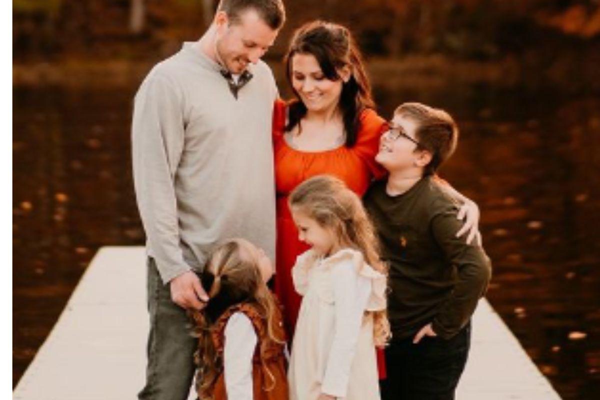 Mulher se casa com irmão de falecido namorado e recebe críticas