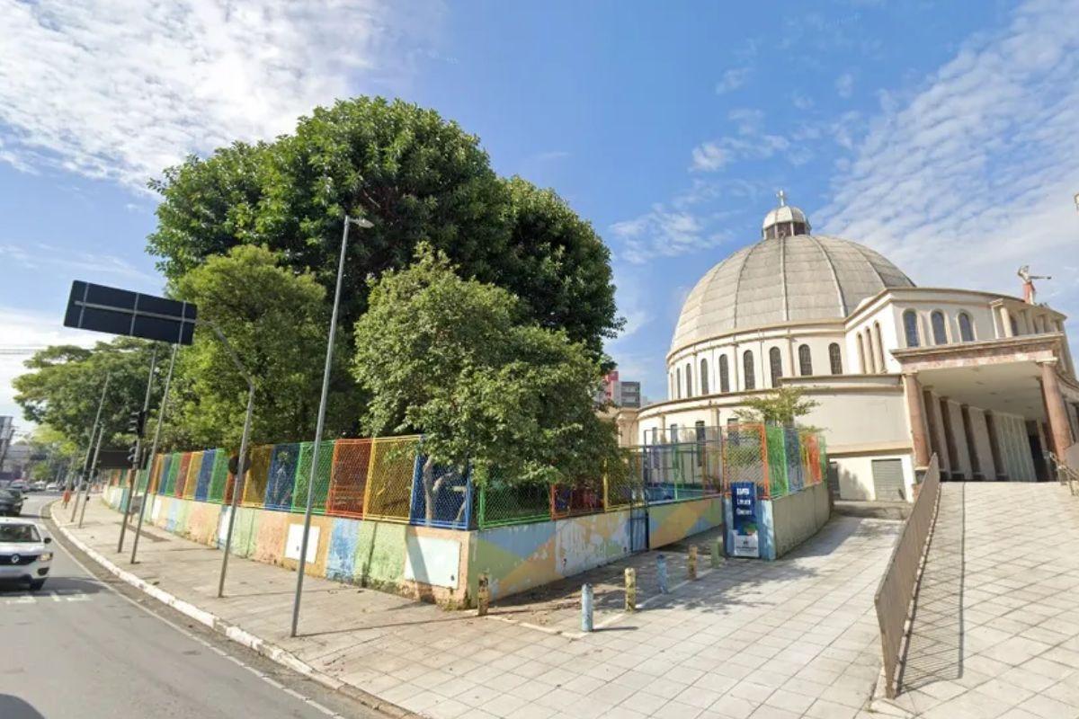 A menina morreu após ser atingida por uma árvore