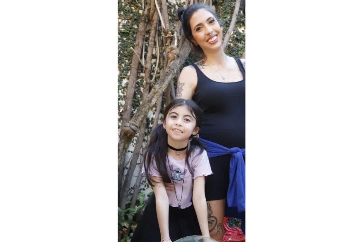 Ela é mãe de uma menina de 8 anos 