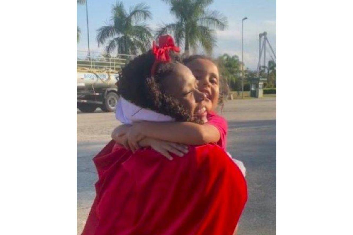 A modelo Julia Letícia emocionou a menina que estava passando