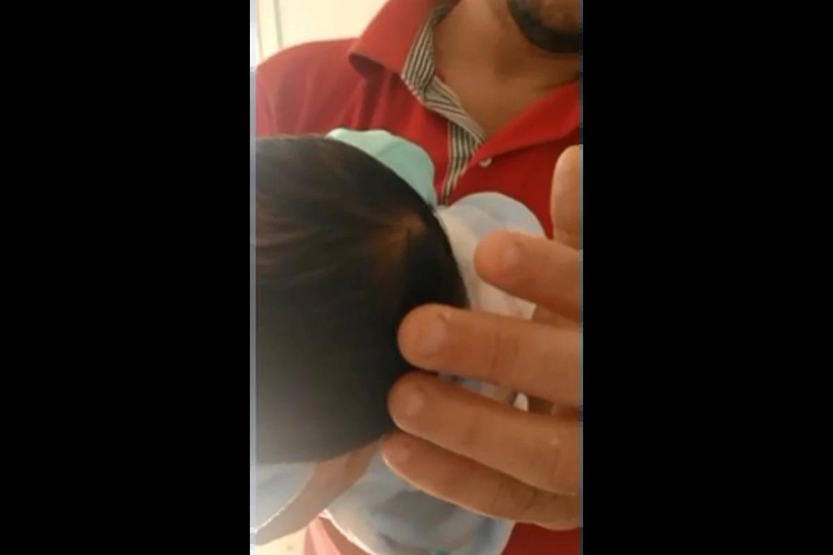 Bebê no colo do pai