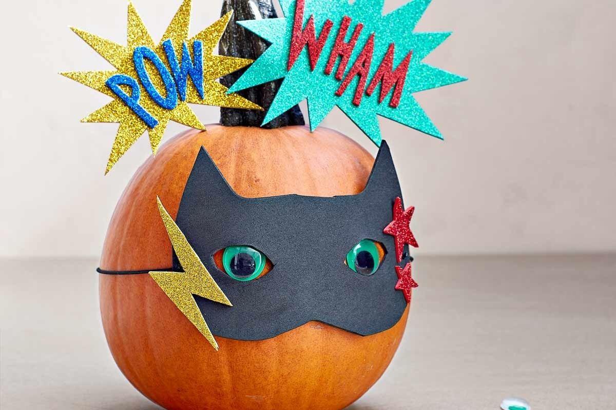 Crie uma abóbora 'super herói' com os seus filhos para deixar seu Halloween mais "super"