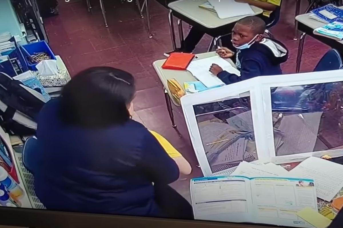 A professora salvou o menino de 9 anos que estava sufocando após engasgar com uma tampa de garrafa