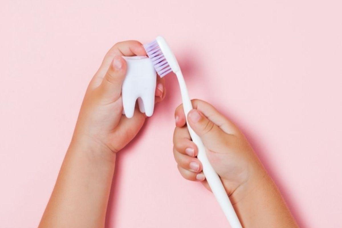 Quando o bebê nasce com um dente, a primeira coisa que a equipe médica que acompanhou o parto da mãe deve fazer é encaminhar o recém-nascido para um odontopediatra para fazer o diagnóstico correto