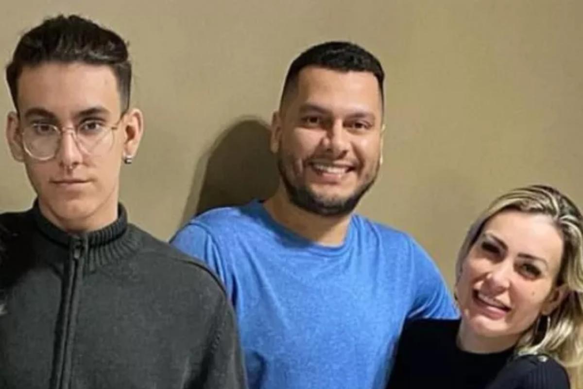 Andressa Urach ao lado de Arthur e do marido