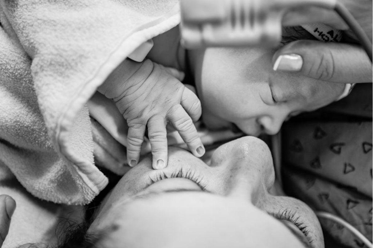 Fotógrafa que ganhou prêmios com fotos de parto e família conta como ser mãe a ajudou na carreira