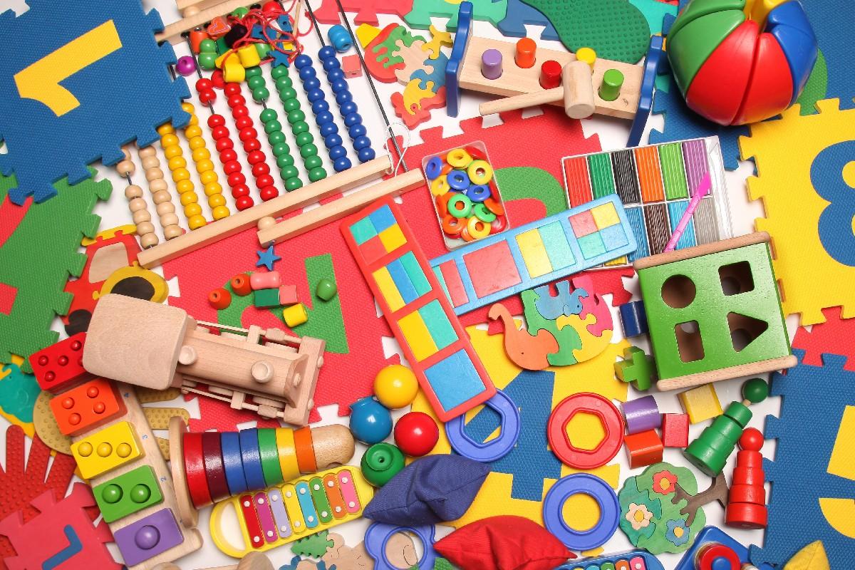 Veja brincadeiras que vão divertir seu filho e ainda ensiná-lo sobre número e cores