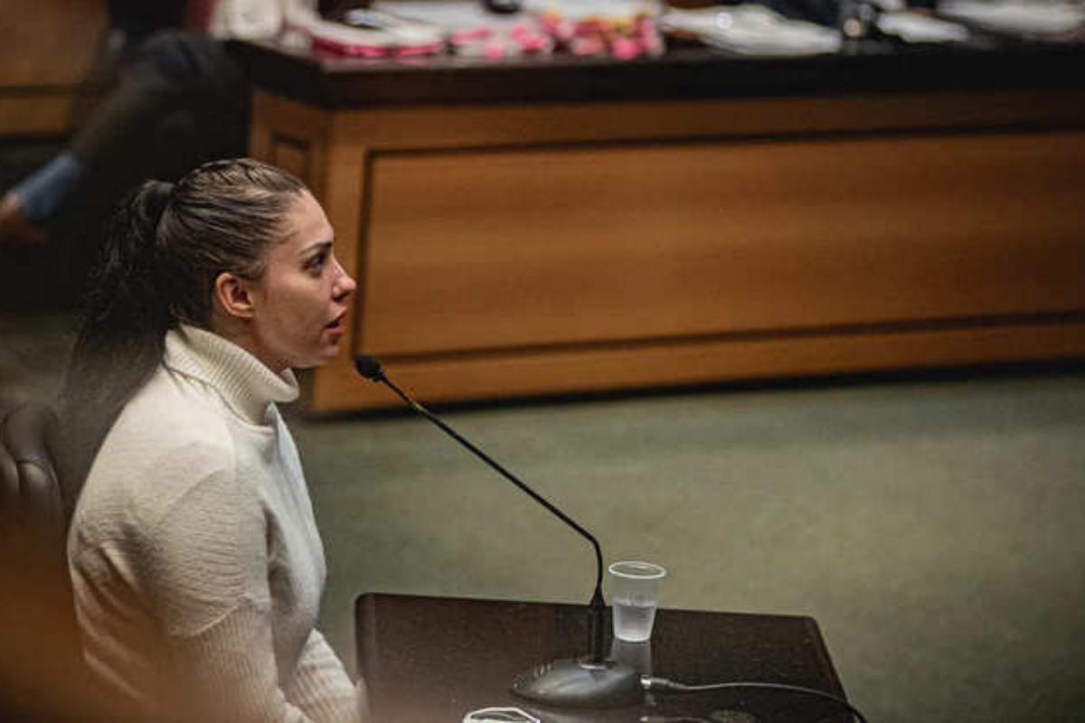 Monique usou a audiência de hoje para narrar episódios de agressões de Jairinho