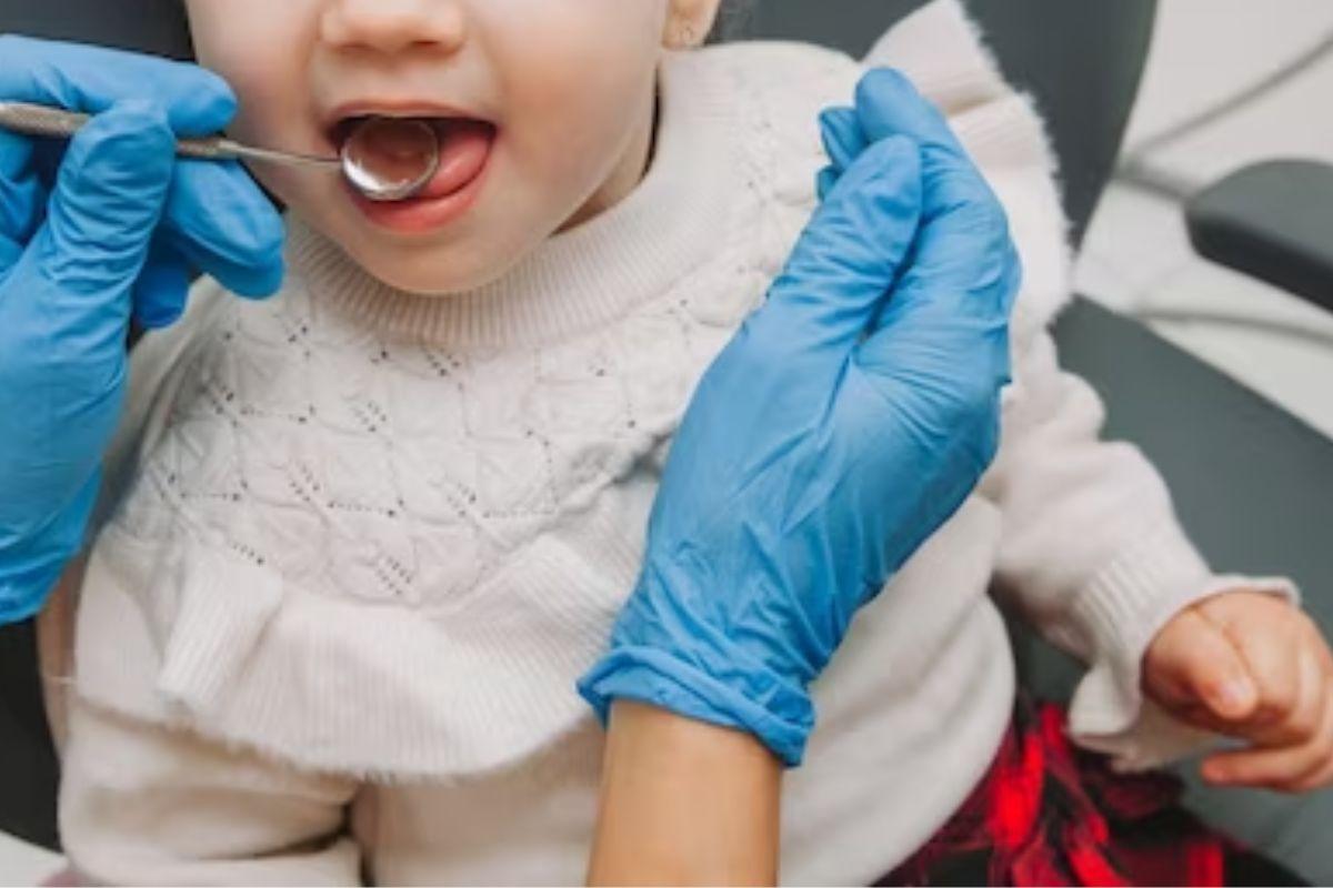 Primeiros dentes, dentes bebê, primeiros dentes de bebê, bebê com dentes nascendo, nascimento de dentes de bebê, gengiva bebê, bebê no dentista, quando levar bebê ao dentista, primeira vez no dentista