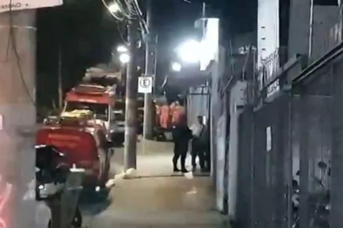 O homem está mantendo eles de reféns