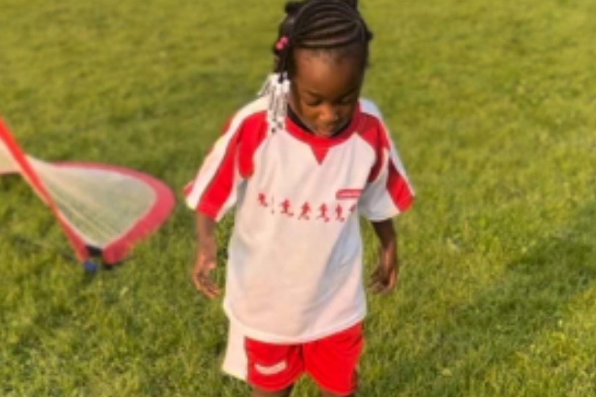 A mãe da menina compartilha com frequência os looks da filha 